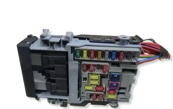 Opel Zafira C Fuse module 13222786