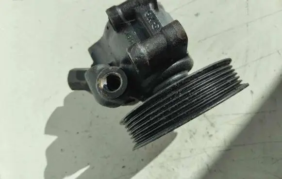 Ford Fiesta Power steering pump 96BF3A733AB