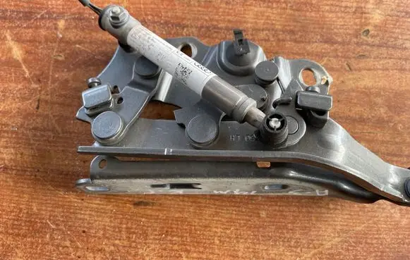 Engine bonnet/hood hinges