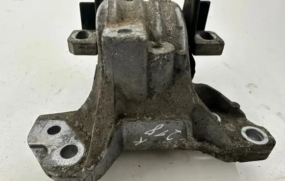 Citroen C5 Engine mount bracket