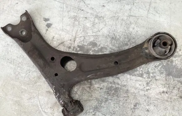 Toyota Avensis T250 Front lower control arm/wishbone
