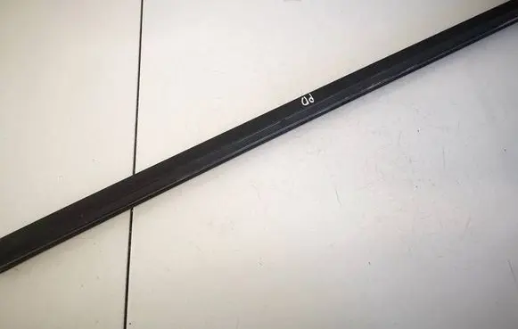 Skoda Octavia Mk2 (1Z) Front door glass trim molding 1Z0837479A