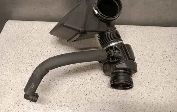 BMW 4 G22 G23 G24 G26 Intake resonator 9847391