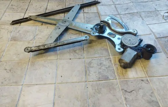 Toyota RAV 4 (XA20) Front door window regulator with motor 8571042070 2621000940