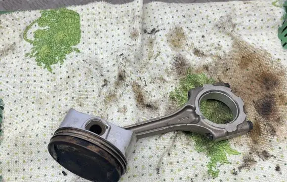 Toyota Prius (XW30) Piston 
