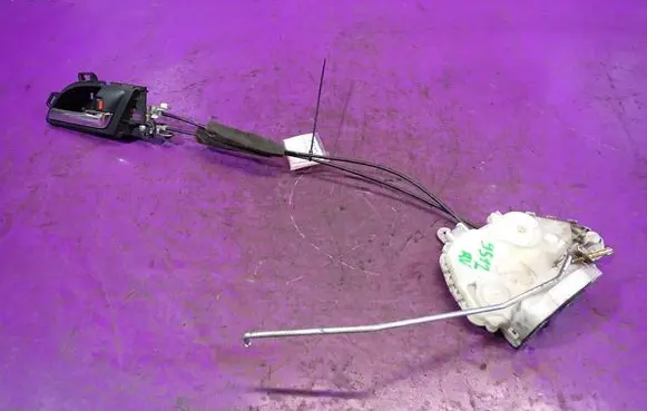 Honda CR-V Front door lock