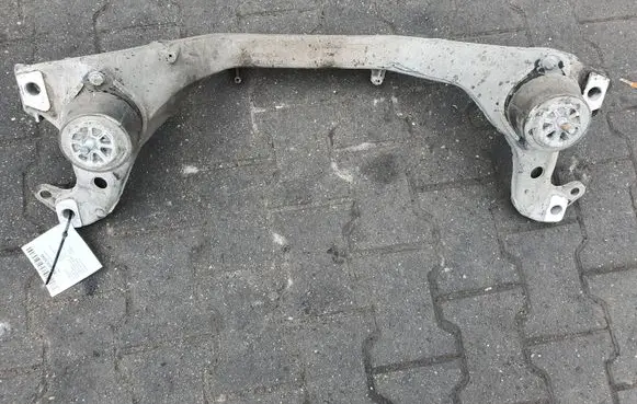 Volkswagen Touareg I Engine mount bracket