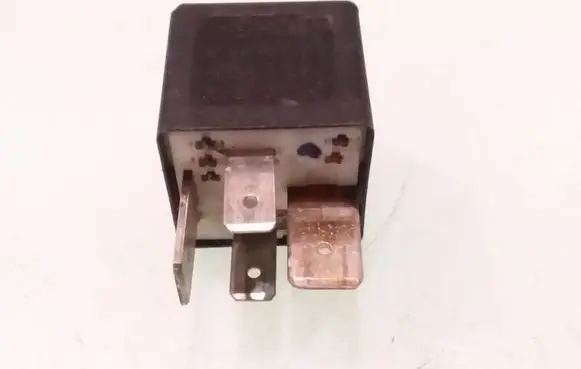 Volkswagen PASSAT B5 Other relay 443951253J 899511000 213