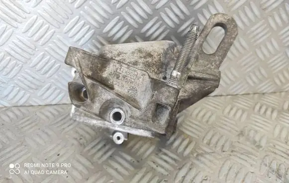 Engine mounting bracket