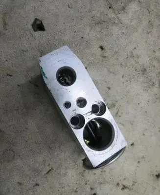 Nissan Qashqai Air conditioning (A/C) expansion valve KRIS235789