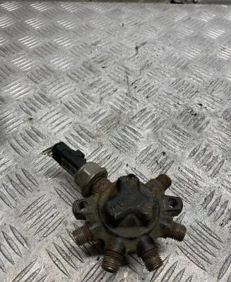 Renault Logan I Fuel distributor 8200584034