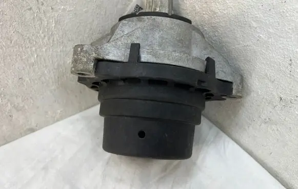 Engine mount bracket