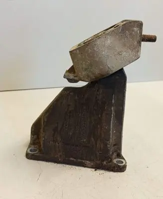 Gearbox mounting bracket