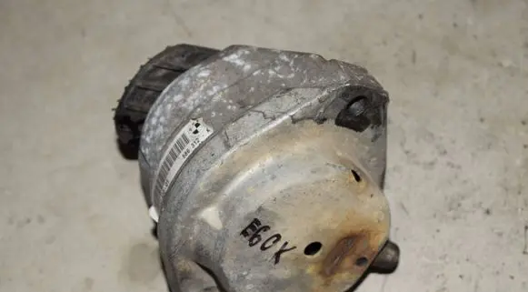 BMW 5 E60 E61 Engine mount bracket 6774620