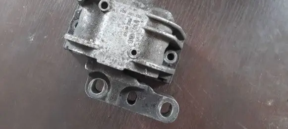 Volkswagen PASSAT B6 Engine mount bracket