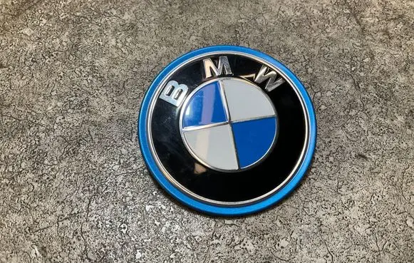 Manufacturer badge logo/emblem