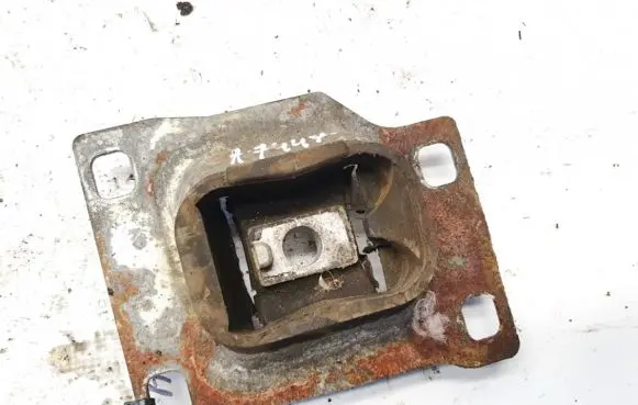 Ford Focus Engine mount bracket