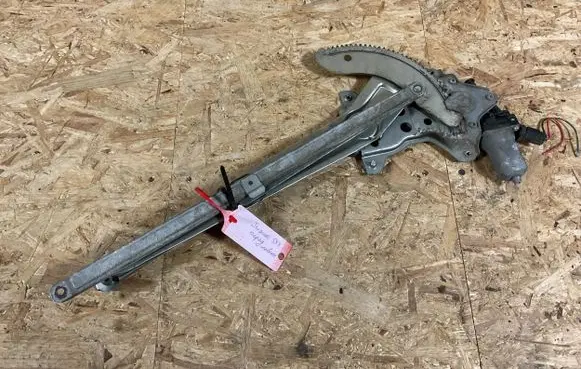 Suzuki SX4 Front door window regulator motor 8353063J00 2621003390