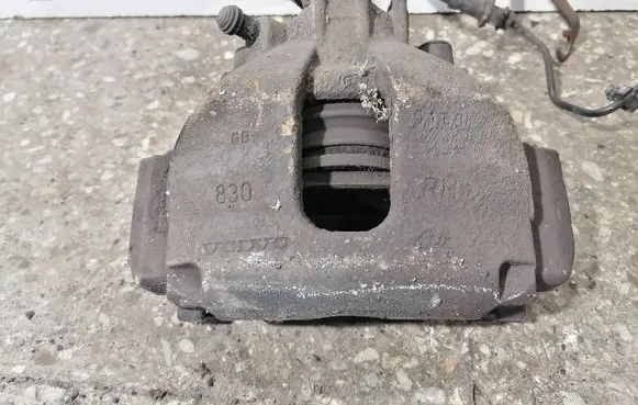 Volvo V70 Front brake caliper 9209723