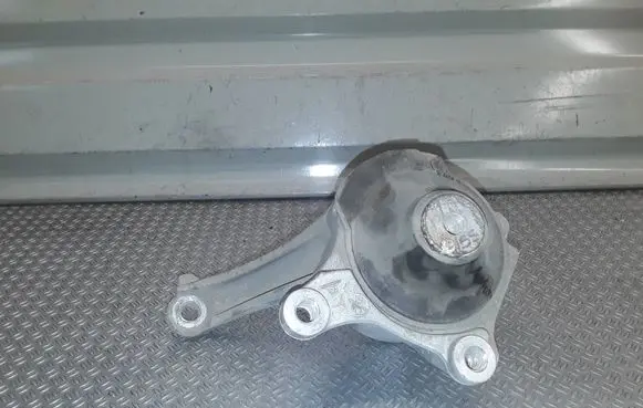 Honda Civic Engine mount bracket
