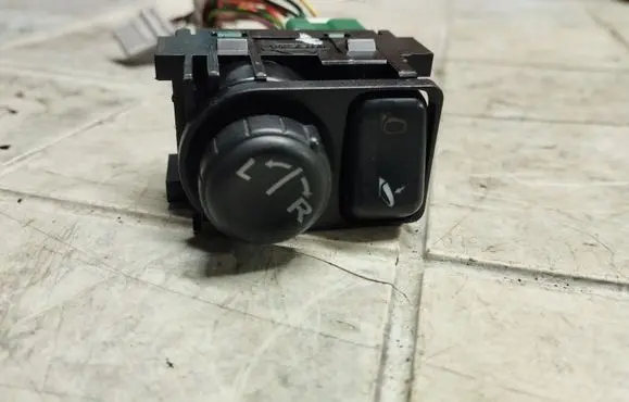 Nissan Qashqai Wing mirror switch