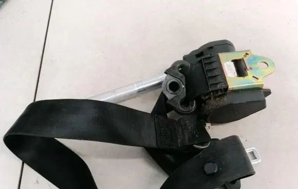 Audi A4 S4 B5 8D Front seatbelt 8D0857706