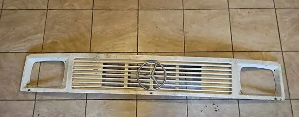 Mercedes-Benz E W123 Front bumper upper radiator grill 6018880023
