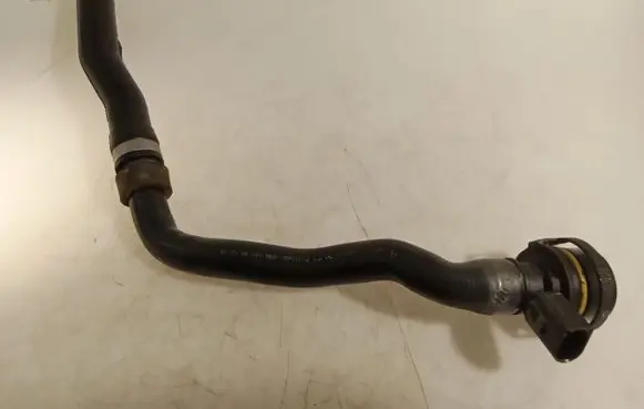 Mercedes-Benz C W205 Breather hose/pipe A6510105811