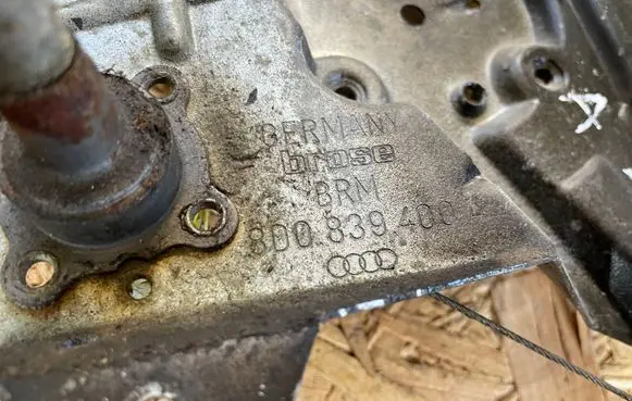 Rear door manual window regulator