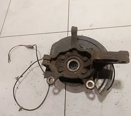 Nissan Juke I F15 Front wheel hub 40015