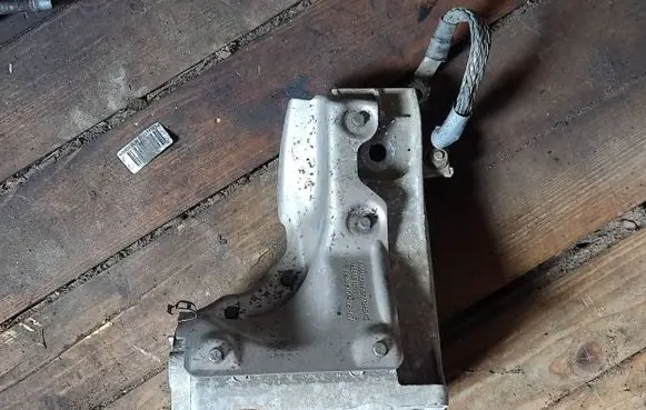 Engine mounting bracket