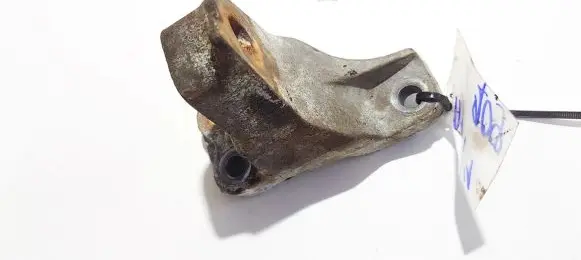 Mazda Xedos 9 Engine mounting bracket