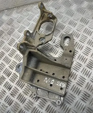 Nissan Qashqai Engine mounting bracket