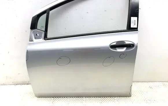 Toyota Yaris Front door 1E7