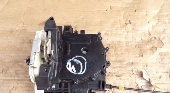 Peugeot 4007 Front door lock