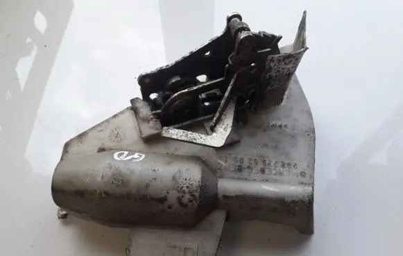 Mercedes-Benz C W202 Rear door lock 2027300635