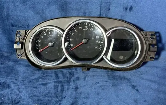 Dacia Sandero Speedometer (instrument cluster)