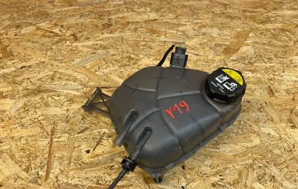 Volvo XC40 Coolant expansion tank/reservoir 31686047