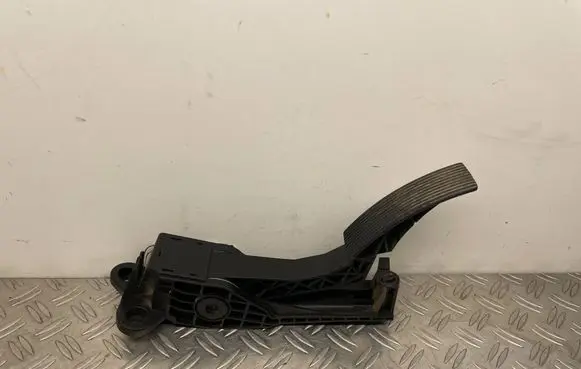 Accelerator throttle pedal