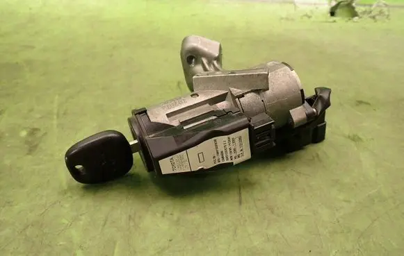 Toyota Corolla E120 E130 Ignition lock 45020024