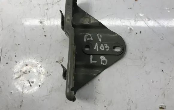 Headlight/headlamp mounting bracket
