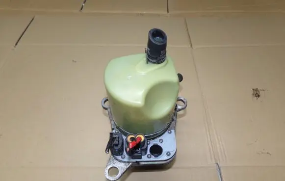 Volvo V50 Power steering pump 30748170