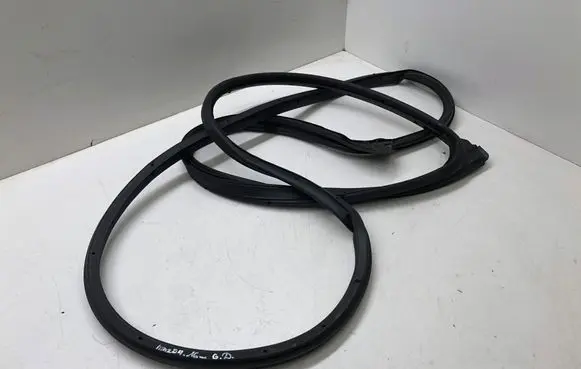 Mazda 3 III Rubber seal rear door window/glass 