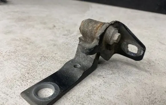 Ford Mondeo MK IV Front door lower hinge