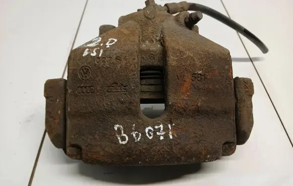 Volkswagen PASSAT B6 Front brake caliper
