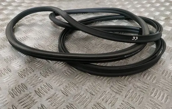 Trunk rubber seal (body)