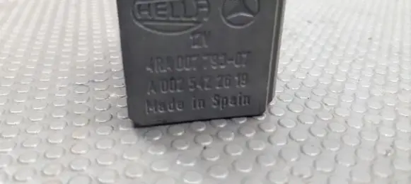Mercedes-Benz ML W164 Fuel pump relay A0025422619