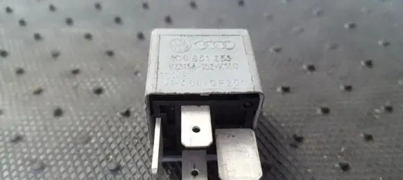 Volkswagen PASSAT B5 Other relay 8D0951253 V23134-J52-X300