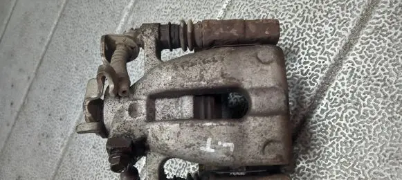 Opel Zafira A Rear brake caliper
