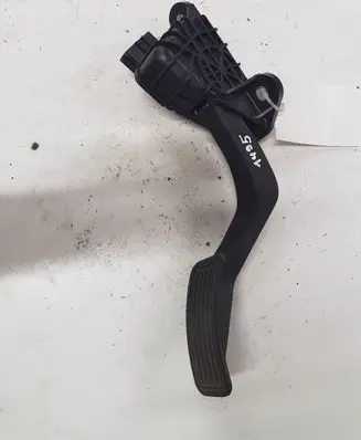 Accelerator throttle pedal